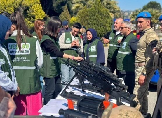 Jandarma personeli ve Yeşilay gönüllü üniversite öğrencileri-3