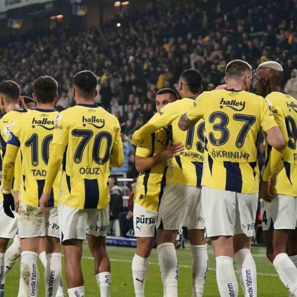 Jose Mourinho tribünden maçı izliyor