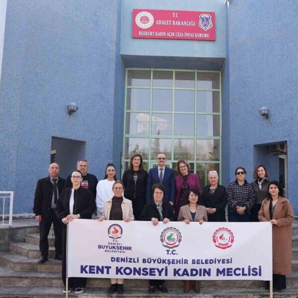 Kadın Meclisi Başkanı Meral Alten ve Denizli Büyükşehir Belediyesi Kent Konseyi Başkanı Ali Marım, tekstil çalışanlarıyla bir araya gelerek 8 Mart Dünya Kadınlar Günü'nü kutluyor.-2