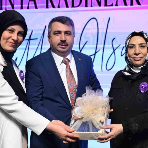 Kadınlar, Yıldırım Belediye Başkanı Oktay Yılmaz ve diğer katılımcılar ile birlikte 'Üreten Kadınlar Paneli' etkinliğinde.-1