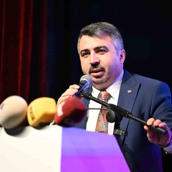 Kadınlar, Yıldırım Belediye Başkanı Oktay Yılmaz ve diğer katılımcılar ile birlikte 'Üreten Kadınlar Paneli' etkinliğinde.-5