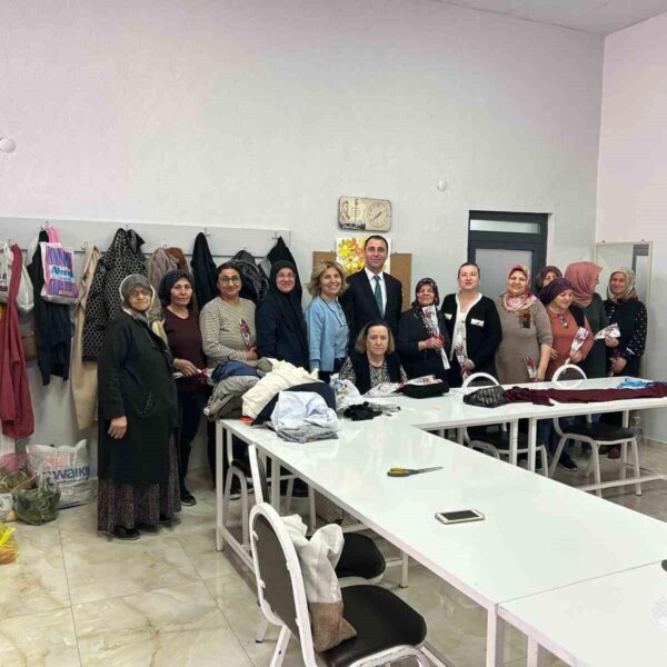 Kadınlara karanfil takdim ediliyor-3