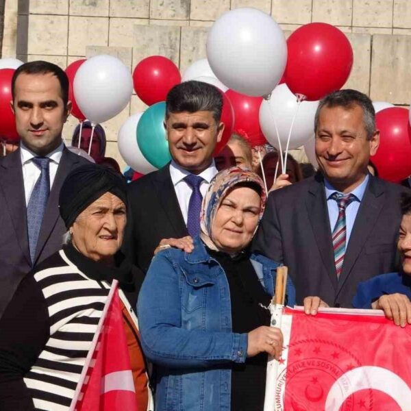 Kadınların pankartlarla yürüyüşü-2