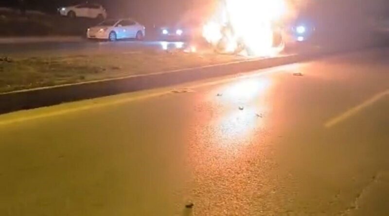 Kahramanmaraş'ta 3 Kişi Yaralandı, Otomobil Alev Alev Yandı 1