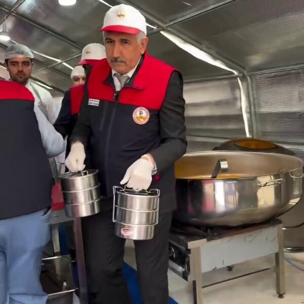 Kahta Belediye Başkanı Mehmet Can Hallaç, çadır mutfakta hazırlanan yemeklerin dağıtımını yerinde inceliyor.-1