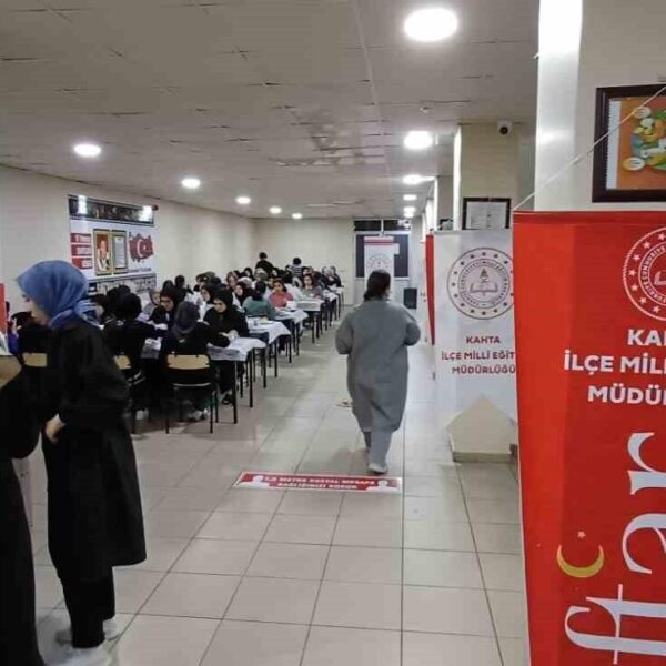 Kahta Borsa İstanbul Kız Anadolu İmam Hatip Lisesi öğrencileri
