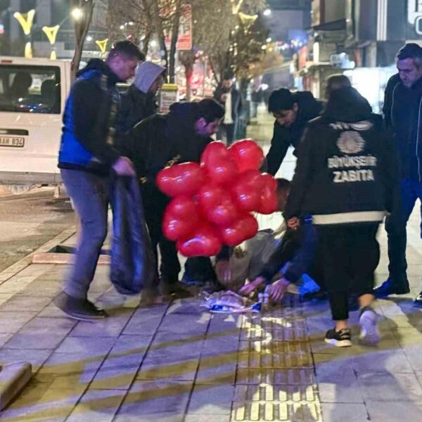 Kaldırımları işgal eden bir işletmenin reklam tabelası zabıta tarafından kaldırılıyor.-3