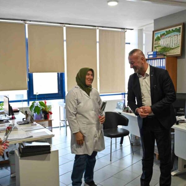 Karacabey Belediye Başkanı Fatih Karabatı, kadın personele karanfil takdim ediyor.-1