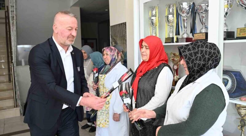 Karacabey Belediye Başkanı Fatih Karabatı'ndan 8 Mart Mesajı ve Karanfil Takdimi 1
