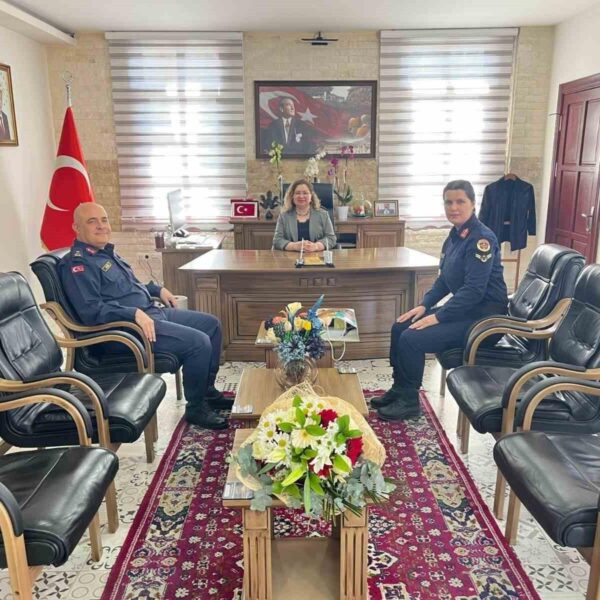 Kaymakam Sultan Doğru Jandarma ekiplerinin çiçek takdiminden dolayı gülümsüyor.
