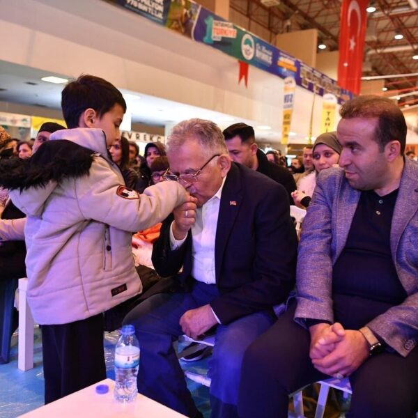 Kayseri Büyükşehir Belediye Başkanı Dr. Memduh Büyükkılıç Ramazan Etkinlikleri alanında vatandaşlarla sohbet ediyor.-1