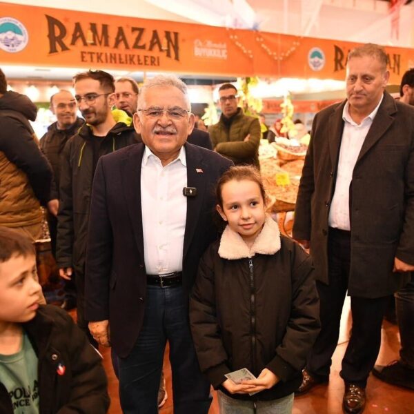 Kayseri Büyükşehir Belediye Başkanı Dr. Memduh Büyükkılıç Ramazan Etkinlikleri alanında vatandaşlarla sohbet ediyor.-3