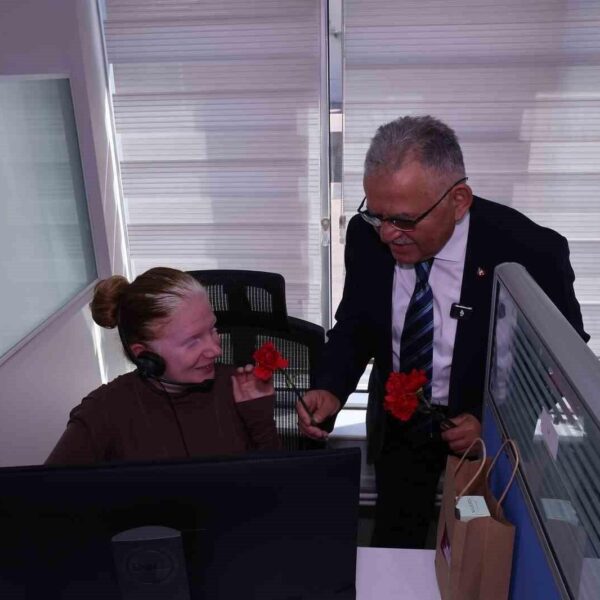 Kayseri Büyükşehir Belediye Başkanı Memduh Büyükkılıç, AK Parti Kayseri İl Kadın Kolları Başkanı Meral Koşar'ı ziyaret ediyor.-2