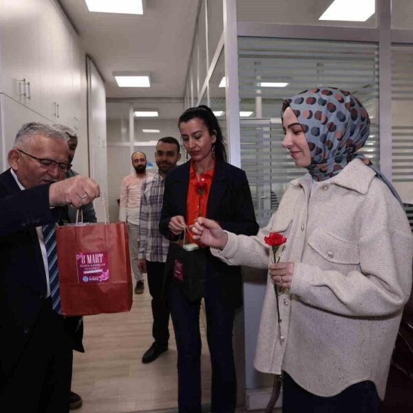 Kayseri Büyükşehir Belediye Başkanı Memduh Büyükkılıç, AK Parti Kayseri İl Kadın Kolları Başkanı Meral Koşar'ı ziyaret ediyor.-4