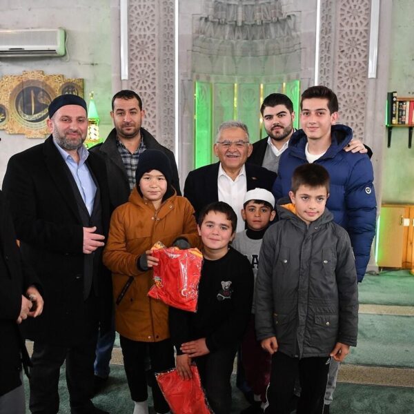 Kayseri Büyükşehir Belediye Başkanı Memduh Büyükkılıç, çocuklarla sohbet ediyor.-1