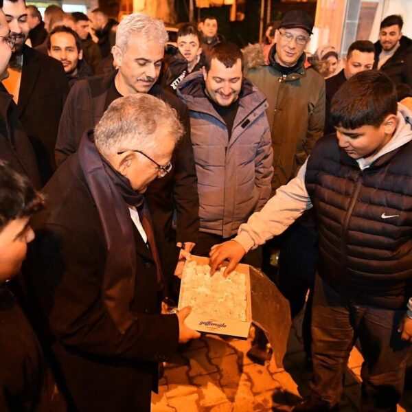 Kayseri Büyükşehir Belediye Başkanı Memduh Büyükkılıç, çocuklarla sohbet ediyor.-3