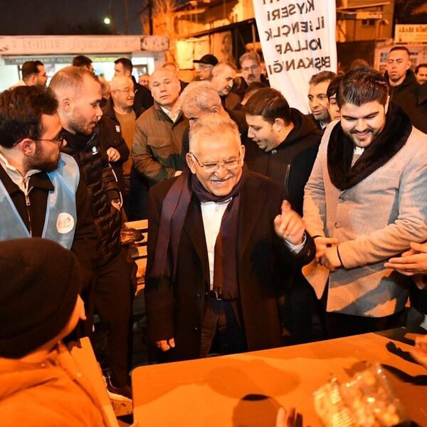 Kayseri Büyükşehir Belediye Başkanı Memduh Büyükkılıç, çocuklarla sohbet ediyor.-5
