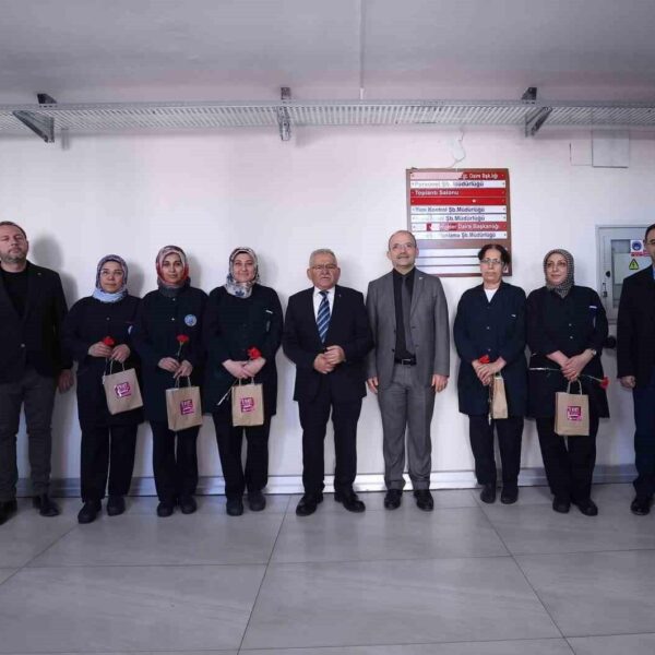 Kayseri Büyükşehir Belediye Başkanı Memduh Büyükkılıç, kadın personellerine karanfil takdim ediyor.-1