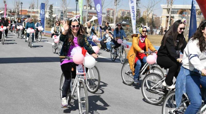 Kayseri Büyükşehir Belediyesi 8 Mart'ta Çiçek Kadınlar Bisiklet Turu Etkinliği Düzenledi 1