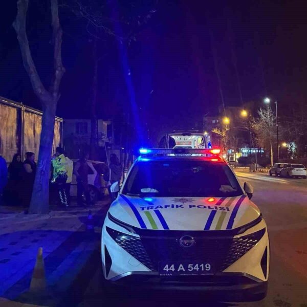 Kazada yaralanan iki kişi ambulansla kaldırıldı-2