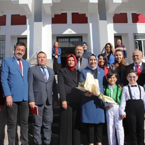 Kemal Aydoğan İlkokulu Müdürü Ömer Çomruk, Elif Özbek'e bir tablo hediye ediyor.