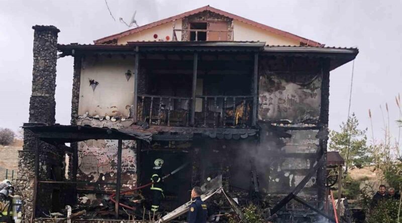 Kırıkkale’de korkutan yangın: Alevler tüpü patlattı, iki katlı ev küle döndü 1