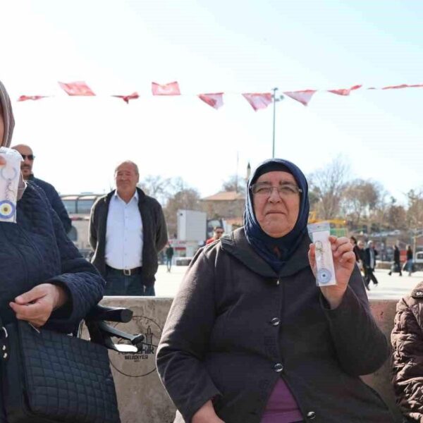 Kırşehir Kadın Meclisi Üyeleri basın açıklamasında nazar boncuğu dağıtıyor.-1