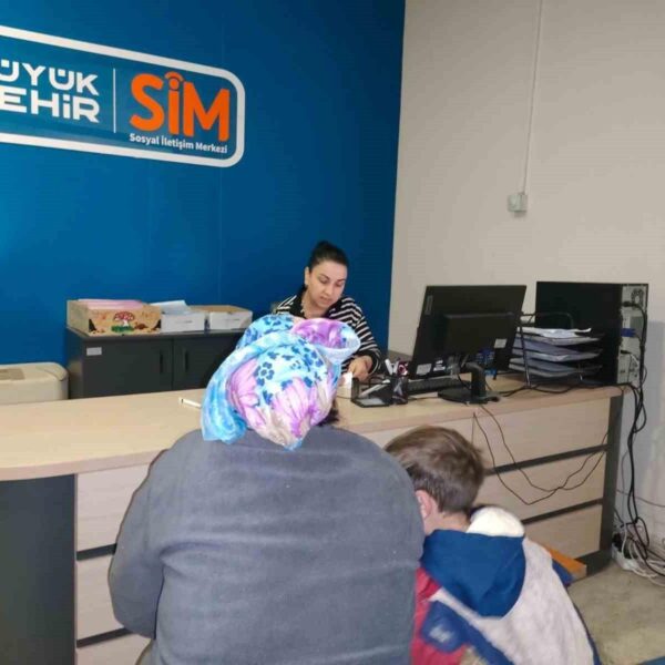 Kocaeli Büyükşehir Belediyesi'nin 41 Kart Projesi kapsamında vatandaşlara yardım yapılan bir görsel.-1