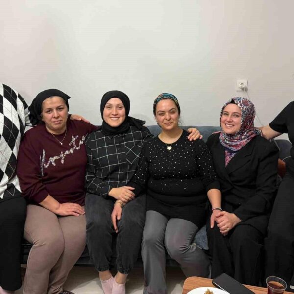 Kocaeli Büyükşehir Belediyesi'nin 'Komşuluk Hakkı' projesi kapsamında iftar yemeği hazırlayan gönüllüler-1