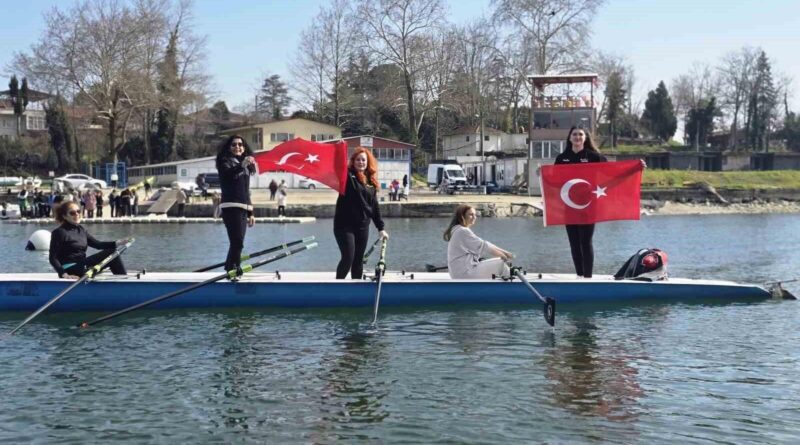 Kocaeli'de Kadın Gazeteciler Sapanca Gölü'nde Kürek Çekerek 'Birlikte Güçlüyüz' Mesajı Verdi 1