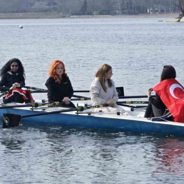 Kocaeli Gazeteciler Cemiyeti Kadınlar Komisyonu Başkanı Arzu Çabuk Yazıcı öncülüğünde düzenlenen etkinlikte kadın gazeteciler kürek çekiyor.-3