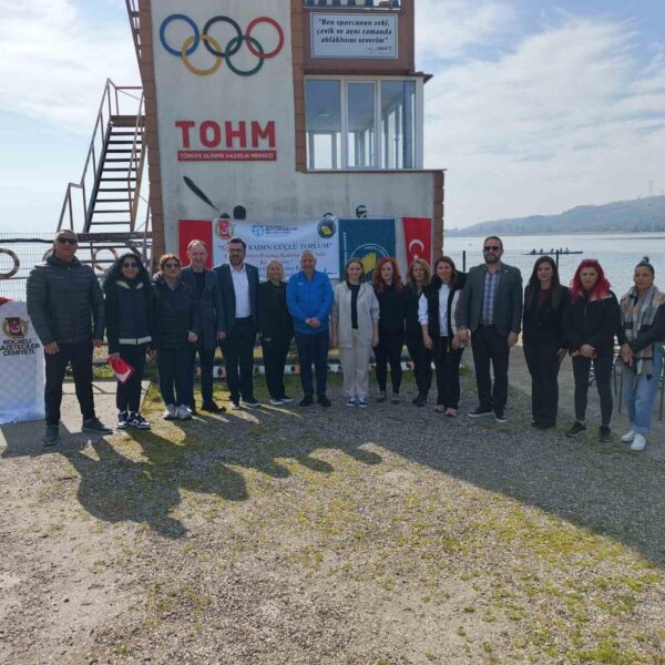 Kocaeli Gazeteciler Cemiyeti Kadınlar Komisyonu Başkanı Arzu Çabuk Yazıcı öncülüğünde düzenlenen etkinlikte kadın gazeteciler kürek çekiyor.-7