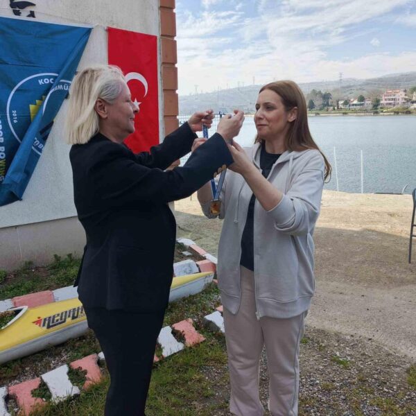 Kocaeli Gazeteciler Cemiyeti Kadınlar Komisyonu Başkanı Arzu Çabuk Yazıcı öncülüğünde düzenlenen etkinlikte kadın gazeteciler kürek çekiyor.-9