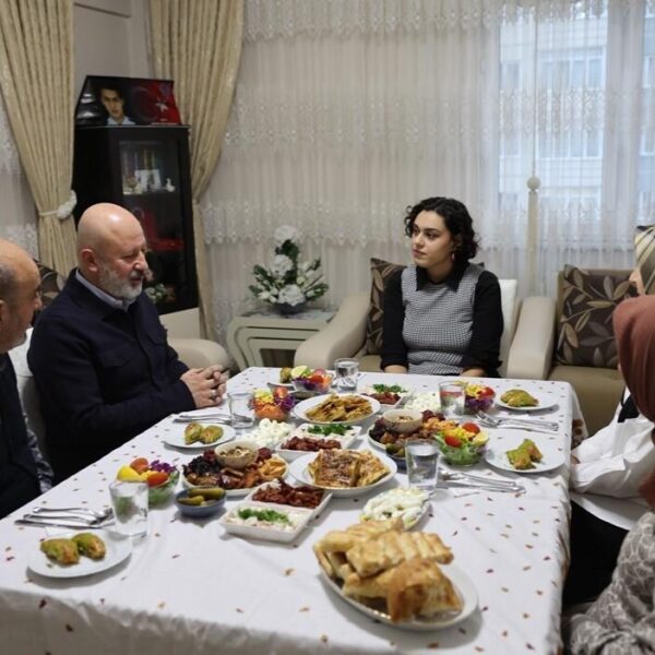 Kocasinan Belediye Başkanı Ahmet Çolakbayrakdar şehit ailesini ziyaret ediyor-1