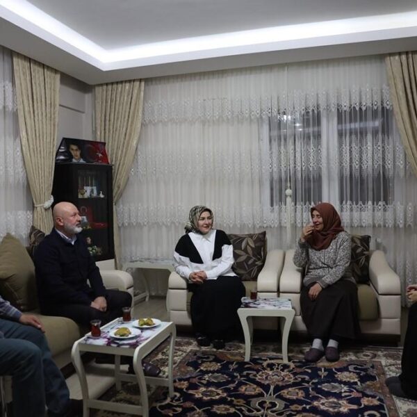 Kocasinan Belediye Başkanı Ahmet Çolakbayrakdar şehit ailesini ziyaret ediyor-3