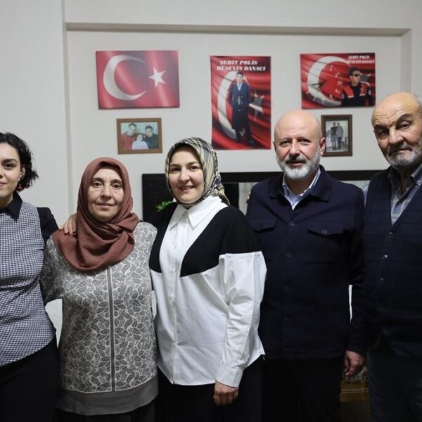 Kocasinan Belediye Başkanı Ahmet Çolakbayrakdar şehit ailesini ziyaret ediyor-5