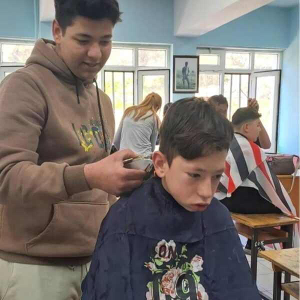 Köşk Mesleki ve Teknik Anadolu Lisesi öğrencileri Cumayanı Ortaokulu öğrencilerine saç bakımı yapıyor.-1