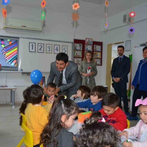 Köyceğiz Anaokulu öğretmenleri 8 Mart Dünya Kadınlar Günü'nü kutluyor.