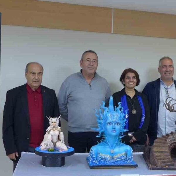 Kuşadası Ticaret Odası Sergi Salonu'nda açılan kadın sanatçıların eserleri-3