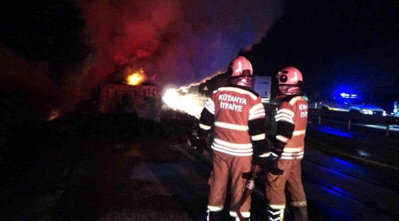 Kütahya'da Iplik Taşıyan Tırda Yangın, Araç Hurda Yığını Haliyle Söndürüldü 1