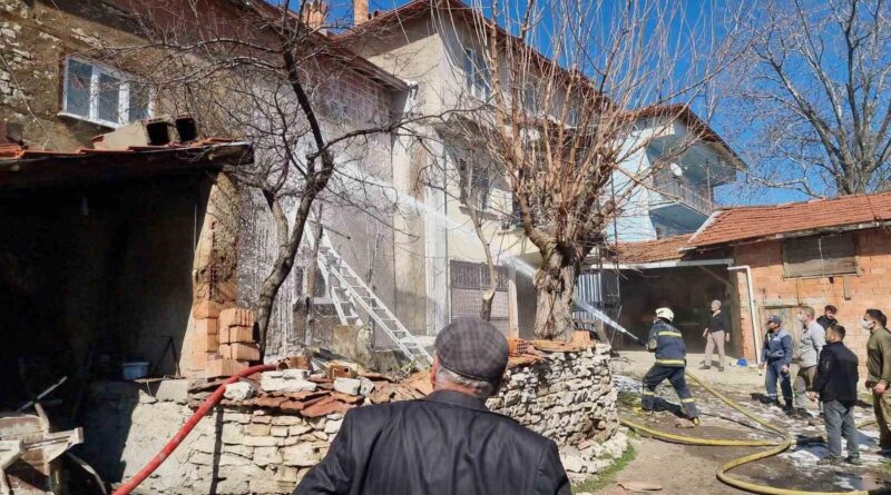 Kütahya Domaniç'te Yangın, Küçükköy'de Evin Taban Katı Yanar 1