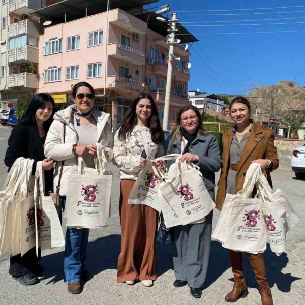 Kuyucak Belediyesi tarafından hediye edilen bez çantalar-3