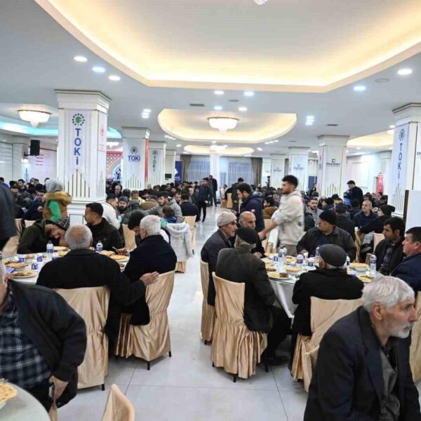 Malatya Büyükşehir Belediye Başkanı Sami Er, vatandaşlarla birlikte iftarını açıyor.-1