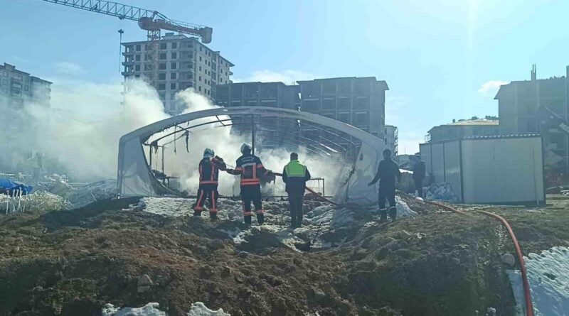 Malatya'da Çadır Deposunda Yangın, Maddi Hasar 1