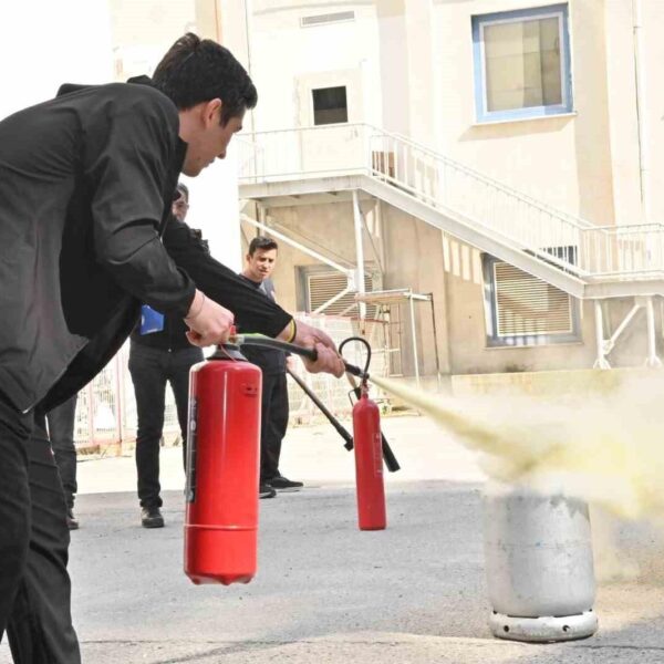 Manisa Büyükşehir Belediyesi İtfaiye Dairesi ekiplerinin hastanede yangın eğitimi düzenlemesi-1