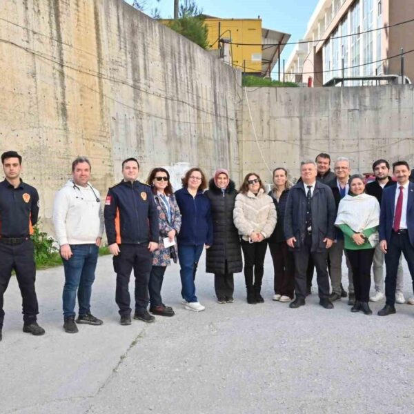 Manisa Büyükşehir Belediyesi İtfaiye Dairesi ekiplerinin hastanede yangın eğitimi düzenlemesi-3