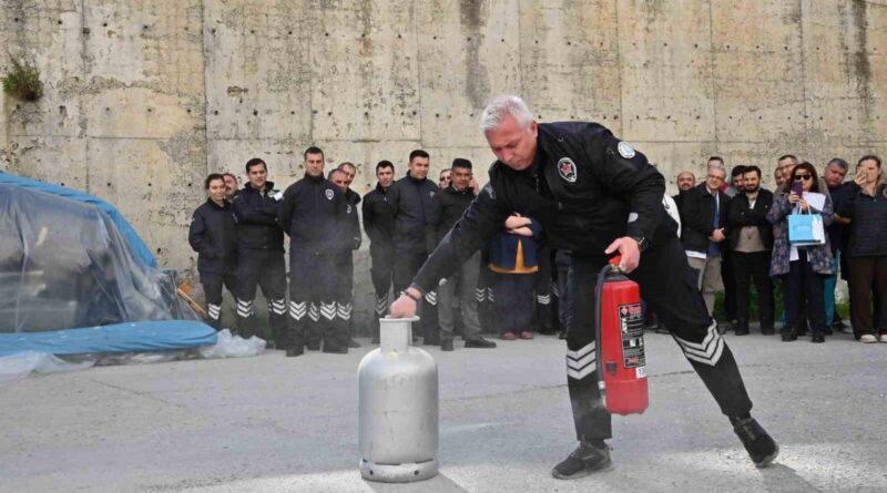 Manisa Büyükşehir Belediyesi İtfaiye Dairesi, Hafsa Sultan Hastanesi'nde Yangın Eğitimi Düzenledi 1