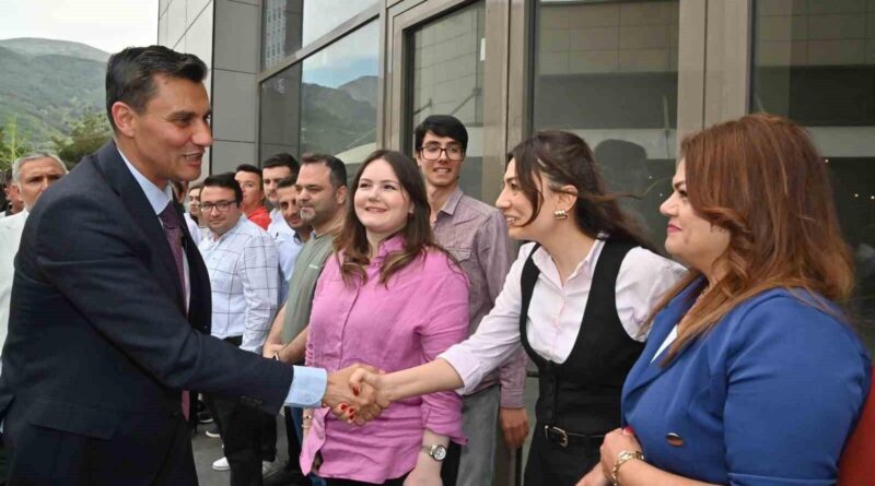 Manisa Büyükşehir Belediyesi'nde Kadın İstihdamında Artış: Ferdi Zeyrek 'Kadının Yönetimde Daha Fazla Yer Almasını İstiyoruz' 1