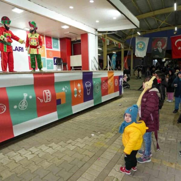Manisa Büyükşehir Belediyesi'nin Kırkağaç'ta kurduğu iftar sofrasının genel görünümü-1