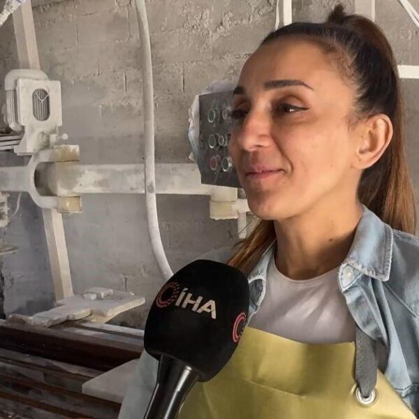 Mermer atölyesinde kadın işçinin gösterisi-2